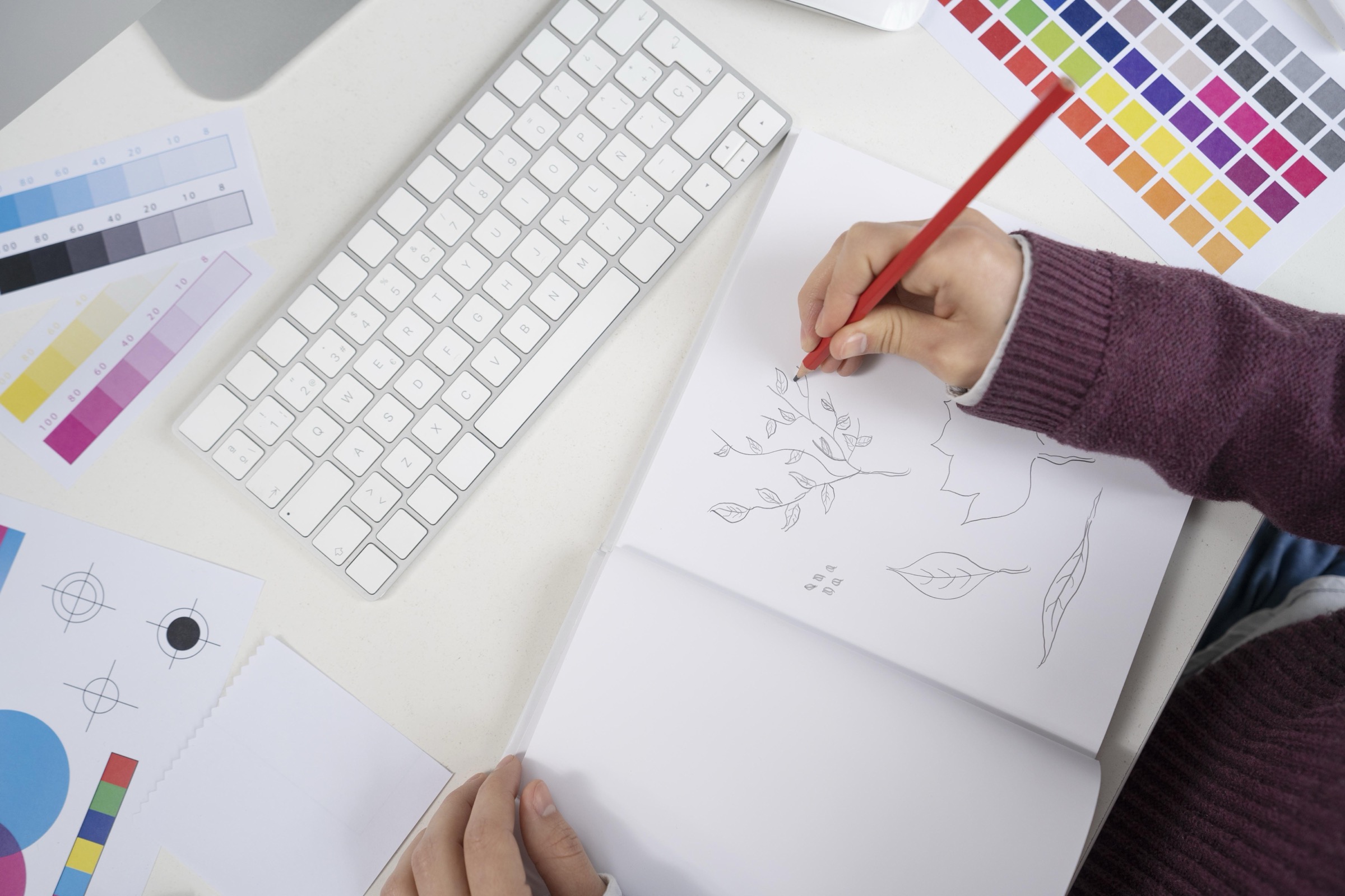 Création graphique et esquisse de logo sur carnet