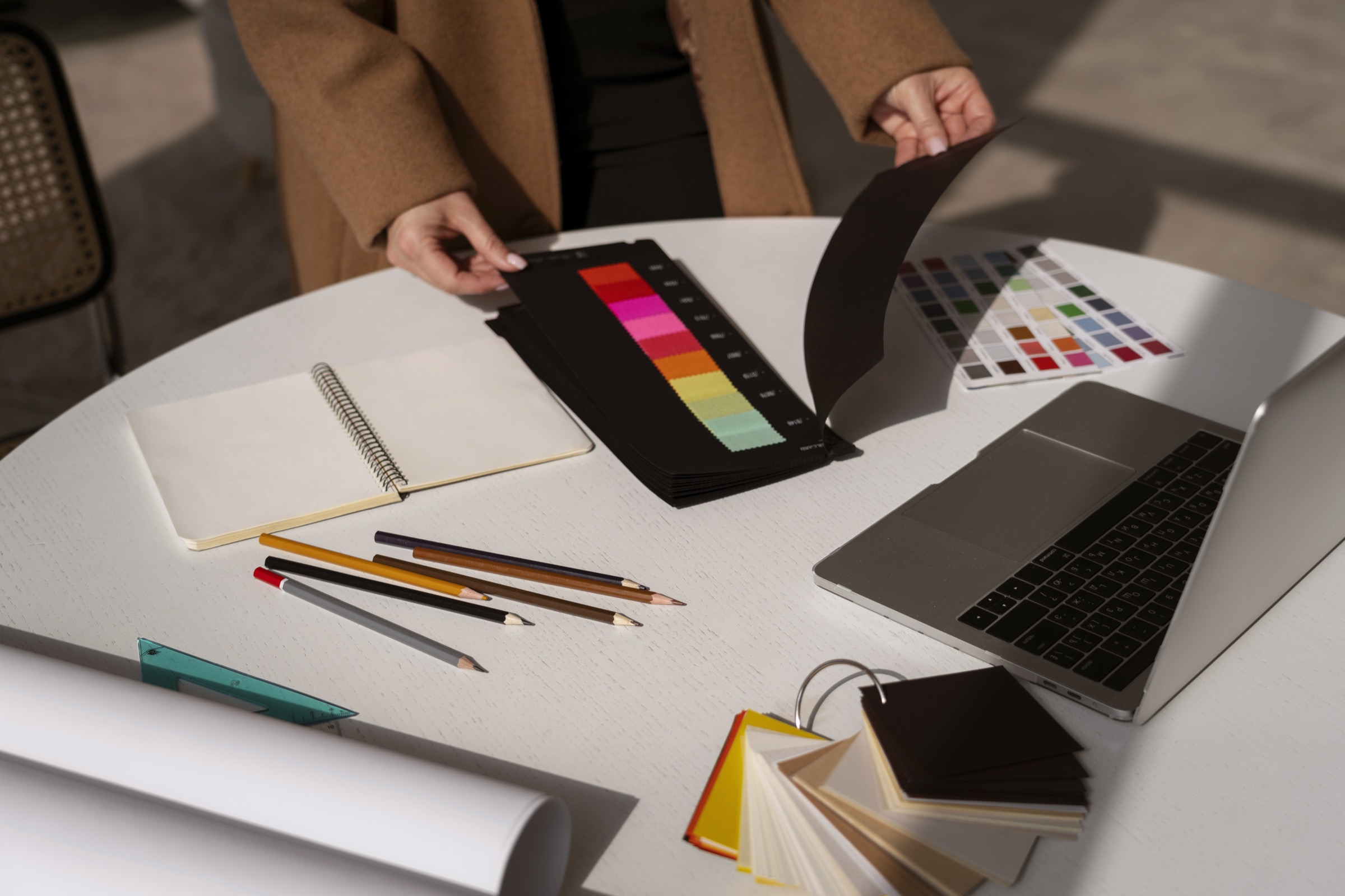 Création d'identité visuelle avec palettes de couleurs et carnet